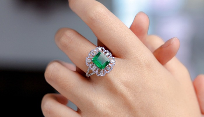 Emerald Stone Price in Dubai: Cost, Quality & Buying Guide